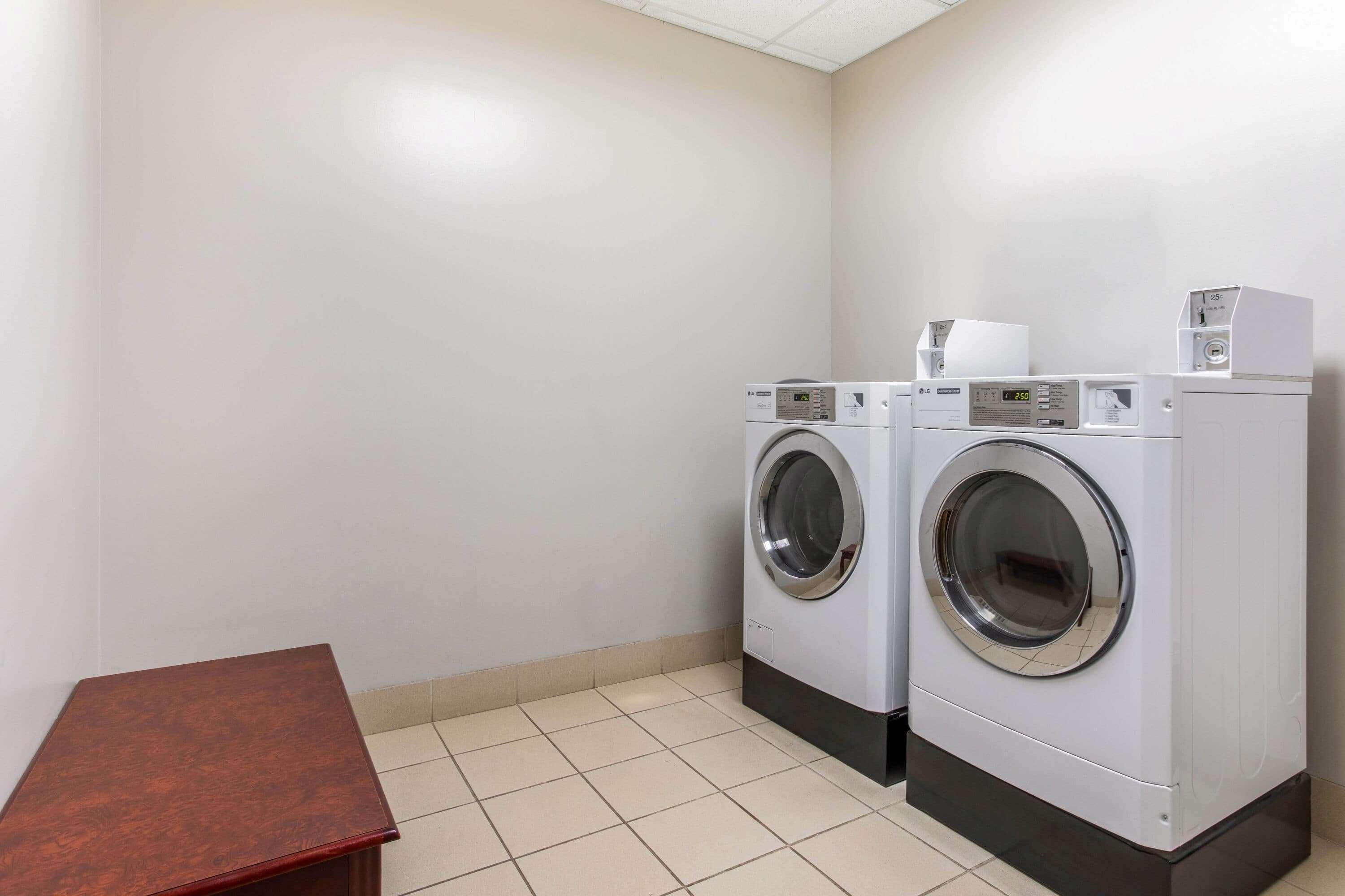 La Quinta Inn & Suites Fultondale Ngoại thất bức ảnh